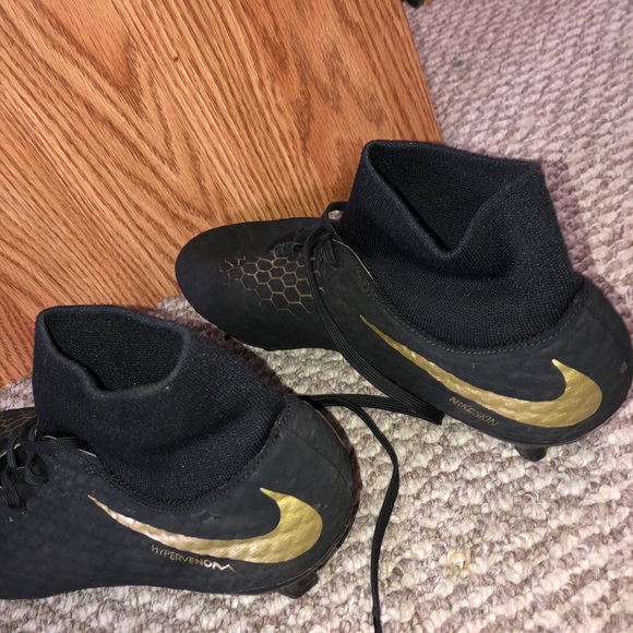 Nike soccer shoes - Picture 3 of 3